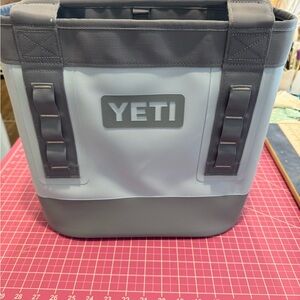 YETI Camino Carryall Big Sky 35 Light Blue Tote Bag